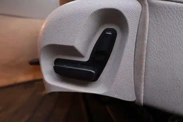 Punainen Sedan, Mercedes-Benz E – XMO-446