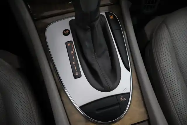 Punainen Sedan, Mercedes-Benz E – XMO-446