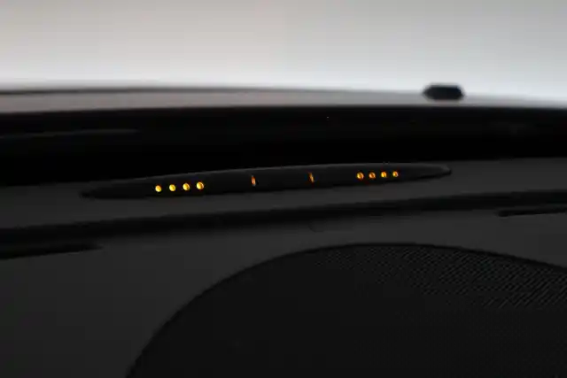 Punainen Sedan, Mercedes-Benz E – XMO-446