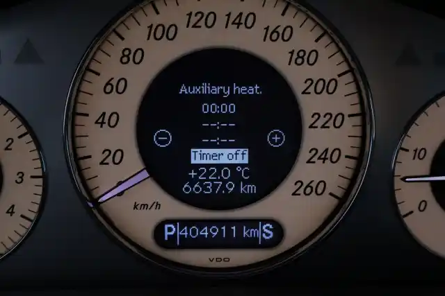 Punainen Sedan, Mercedes-Benz E – XMO-446