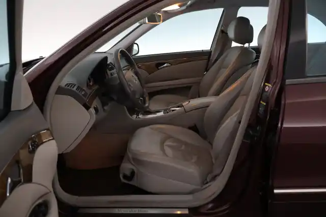 Punainen Sedan, Mercedes-Benz E – XMO-446