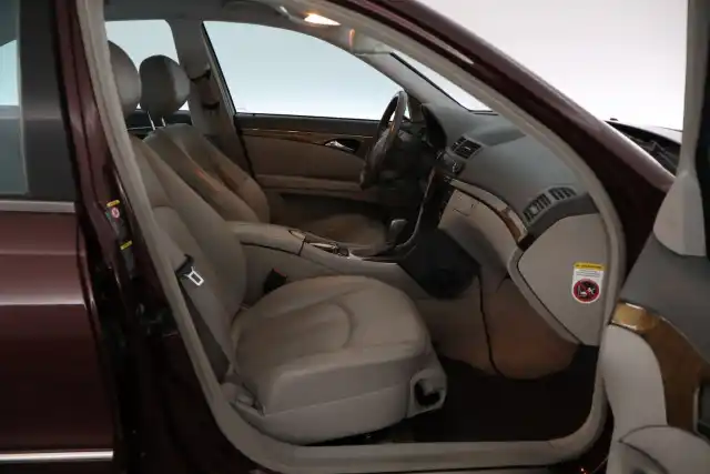Punainen Sedan, Mercedes-Benz E – XMO-446