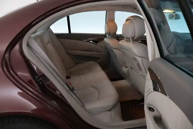 Punainen Sedan, Mercedes-Benz E – XMO-446