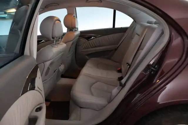 Punainen Sedan, Mercedes-Benz E – XMO-446