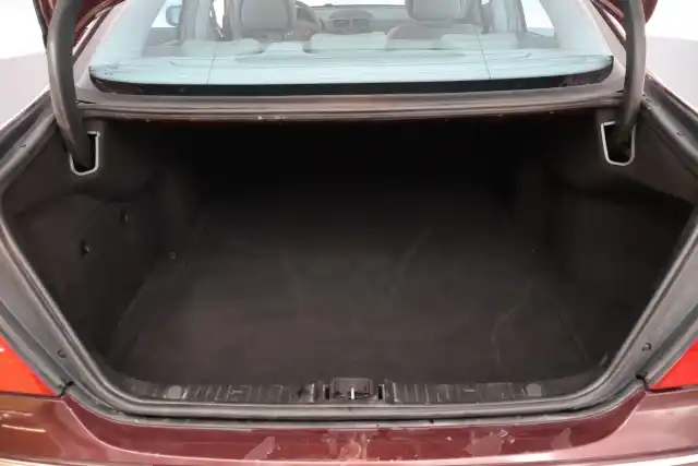 Punainen Sedan, Mercedes-Benz E – XMO-446
