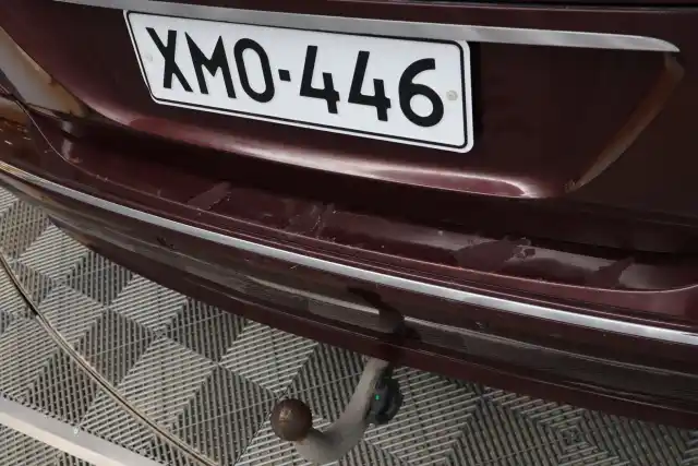 Punainen Sedan, Mercedes-Benz E – XMO-446