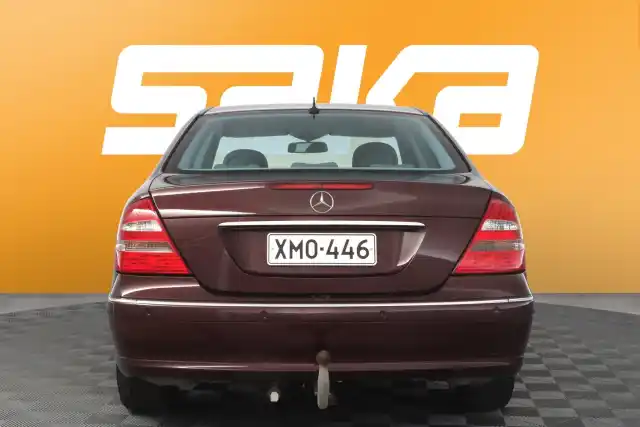 Punainen Sedan, Mercedes-Benz E – XMO-446