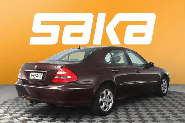 Punainen Sedan, Mercedes-Benz E – XMO-446