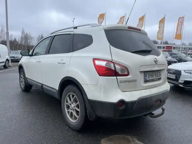 Valkoinen Maastoauto, Nissan Qashqai+2 – XMR-883