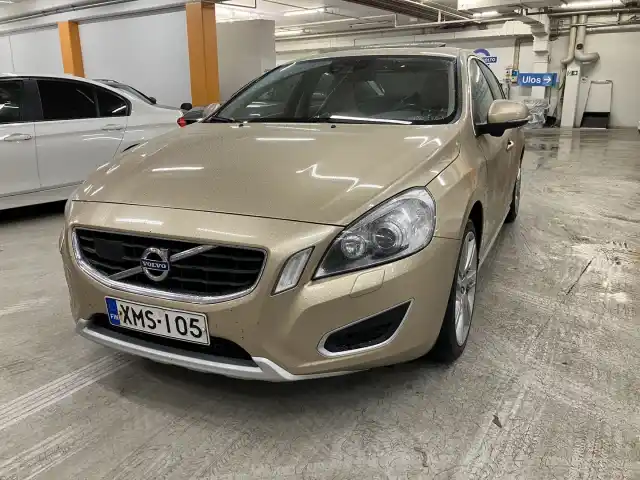 Ruskea (beige) Sedan, Volvo S60 – XMS-105