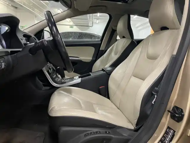Ruskea (beige) Sedan, Volvo S60 – XMS-105