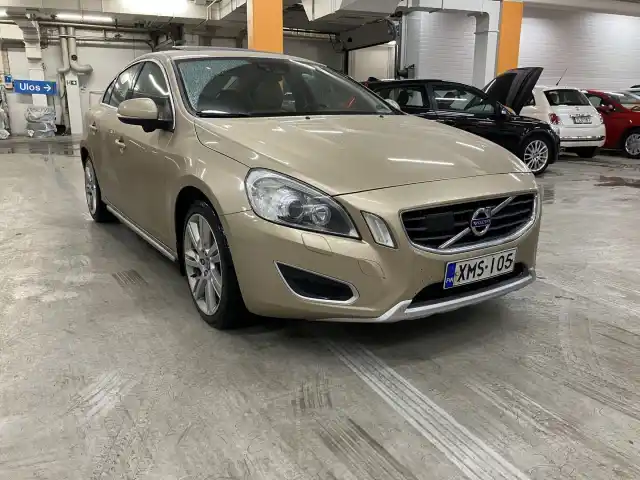 Ruskea (beige) Sedan, Volvo S60 – XMS-105