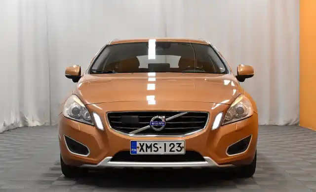 Oranssi Farmari, Volvo V60 – XMS-123