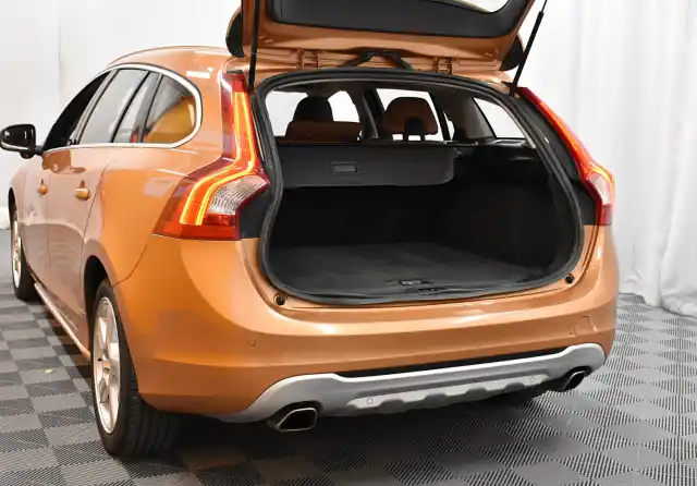 Oranssi Farmari, Volvo V60 – XMS-123