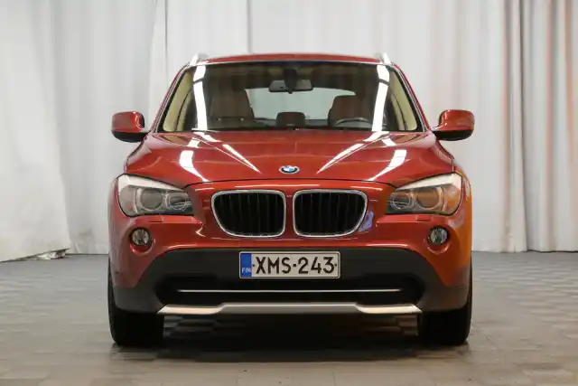 Punainen Maastoauto, BMW X1 – XMS-243