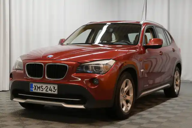 Punainen Maastoauto, BMW X1 – XMS-243