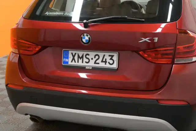 Punainen Maastoauto, BMW X1 – XMS-243