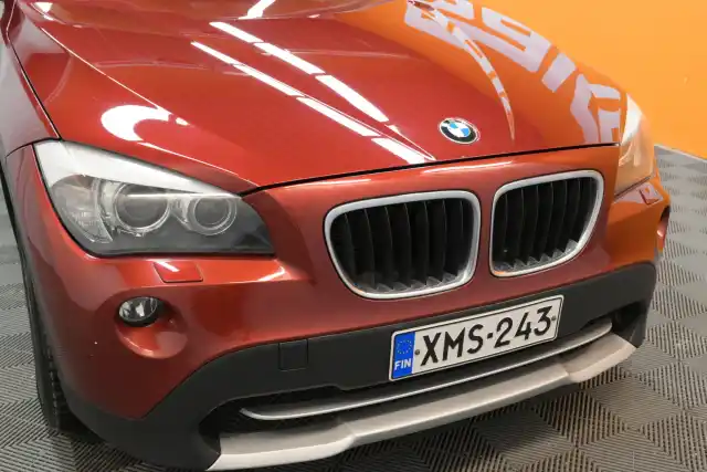 Punainen Maastoauto, BMW X1 – XMS-243