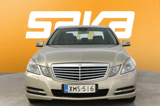 Ruskea Sedan, Mercedes-Benz E – XMS-516