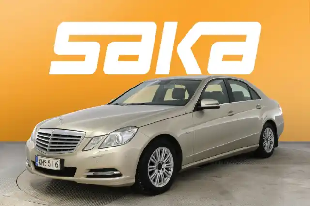 Ruskea Sedan, Mercedes-Benz E – XMS-516