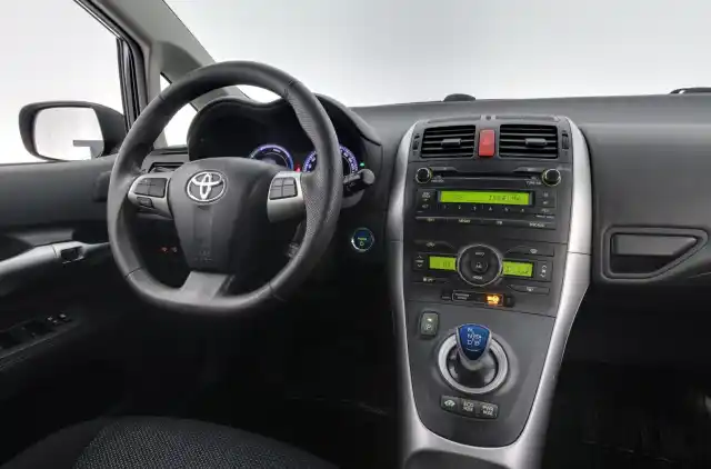 Musta Viistoperä, Toyota Auris – XMT-122