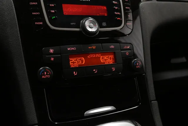 Punainen Tila-auto, Ford Galaxy – XMU-940