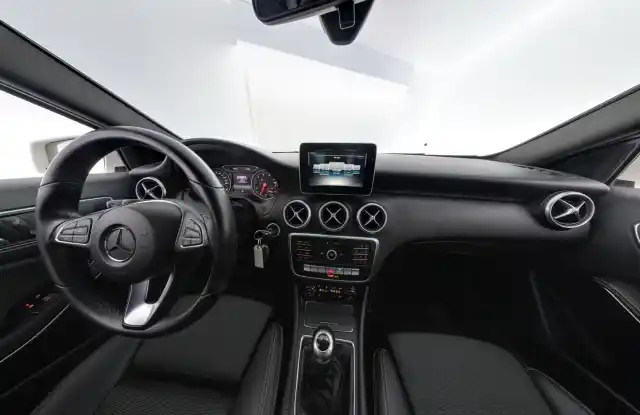 Valkoinen Viistoperä, Mercedes-Benz A – XMZ-793