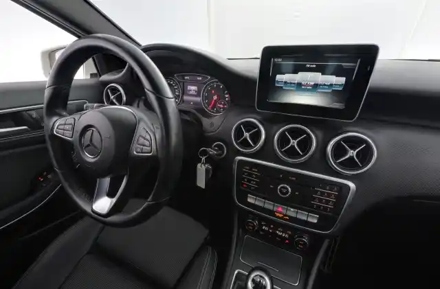 Valkoinen Viistoperä, Mercedes-Benz A – XMZ-793