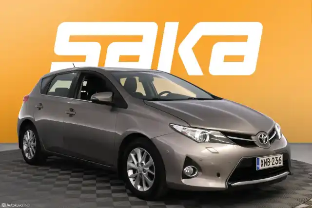 Ruskea Viistoperä, Toyota Auris – XNB-236