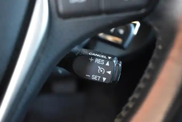 Ruskea Viistoperä, Toyota Auris – XNB-236