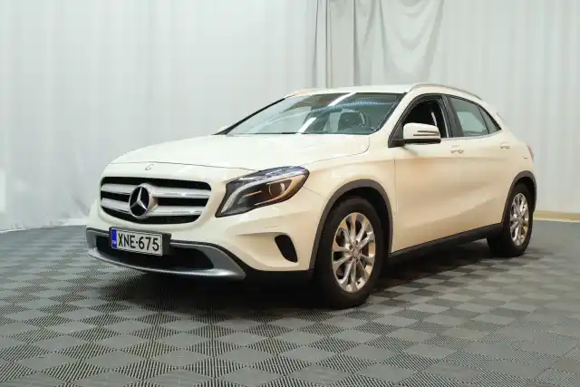 Valkoinen Maastoauto, Mercedes-Benz GLA – XNE-675