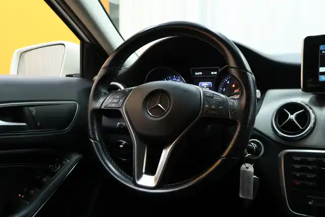 Valkoinen Maastoauto, Mercedes-Benz GLA – XNE-675