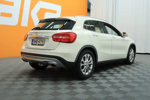 Valkoinen Maastoauto, Mercedes-Benz GLA – XNE-675