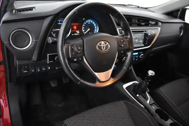 Punainen Viistoperä, Toyota Auris – XNH-199