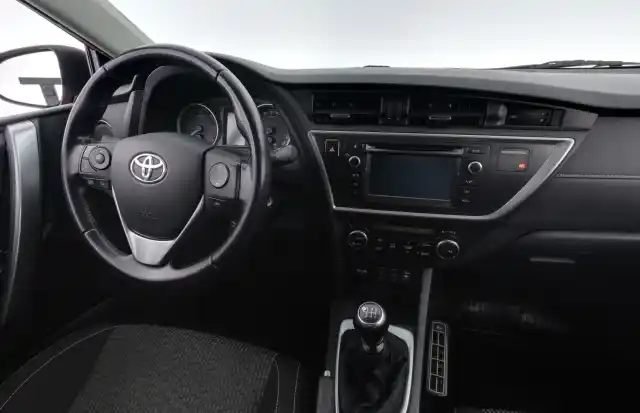 Punainen Viistoperä, Toyota Auris – XNH-199