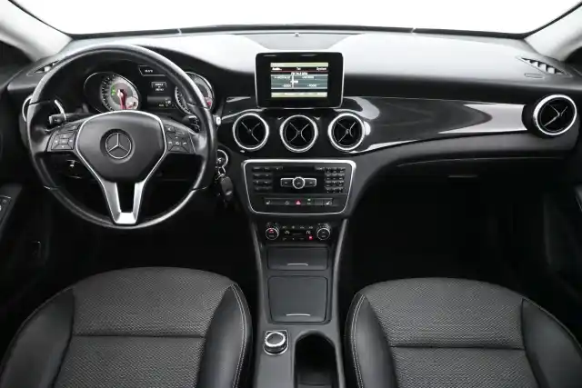 Valkoinen Coupe, Mercedes-Benz CLA – XNH-433