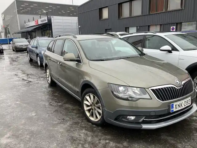 Vihreä Farmari, Skoda Superb – XNK-282