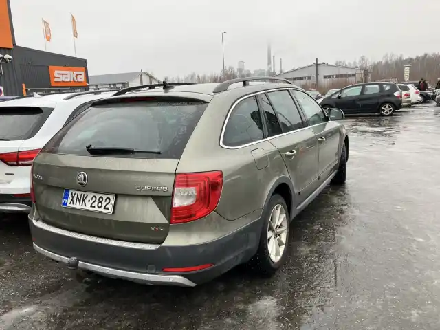 Vihreä Farmari, Skoda Superb – XNK-282