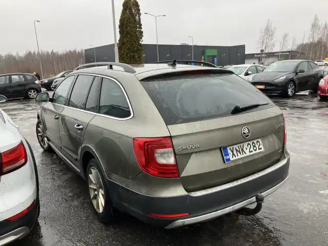 Vihreä Farmari, Skoda Superb – XNK-282