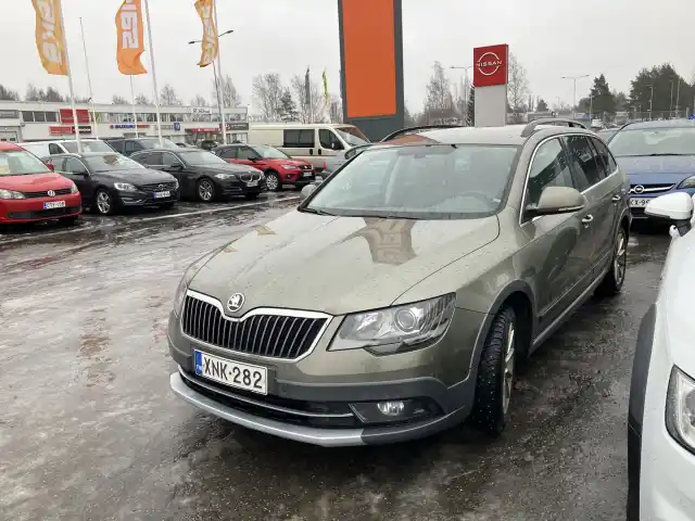 Vihreä Farmari, Skoda Superb – XNK-282