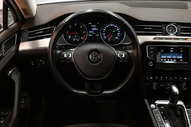 Valkoinen Farmari, Volkswagen Passat – XNM-703