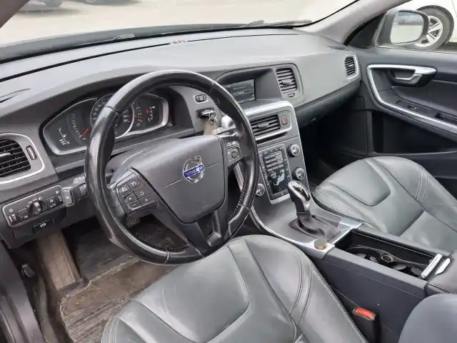 Musta Farmari, Volvo V60 – XNN-444