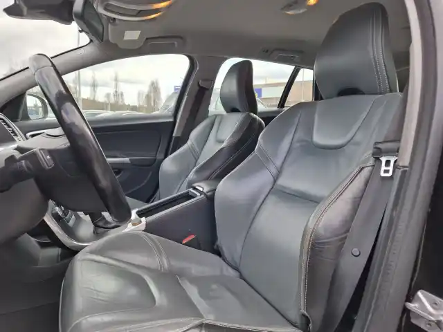 Musta Farmari, Volvo V60 – XNN-444