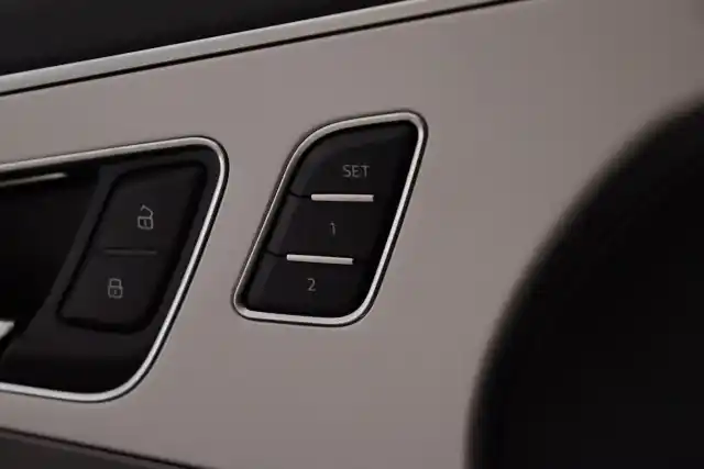 Sininen Maastoauto, Audi Q7 – XNN-657