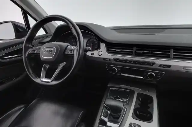 Sininen Maastoauto, Audi Q7 – XNN-657