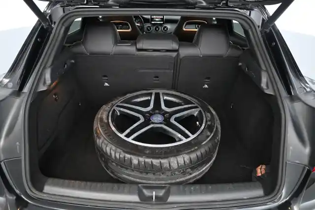 Musta Maastoauto, Mercedes-Benz GLA – XNN-927