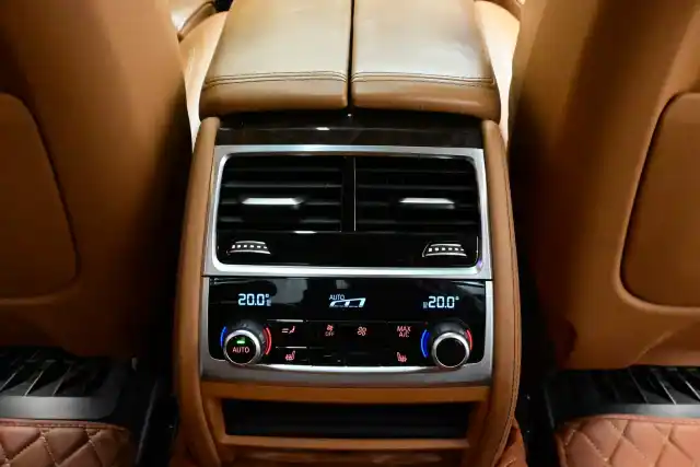 Harmaa Sedan, BMW 730 – XNO-308