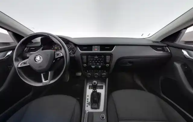 Valkoinen Viistoperä, SKODA OCTAVIA – XNO-383