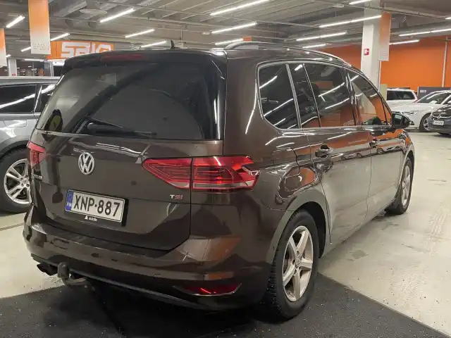 Ruskea Tila-auto, Volkswagen Touran – XNP-887