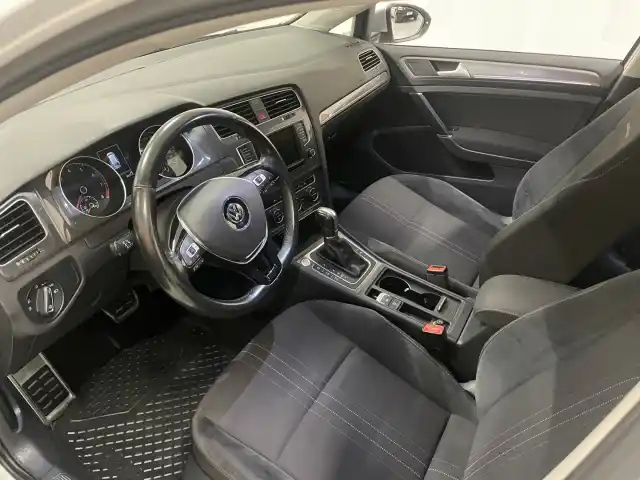 Valkoinen Farmari, Volkswagen Golf – XNP-913